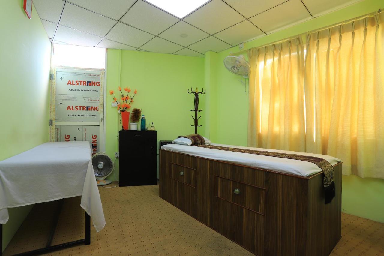 Oyo 591 Hotel Blue Moon Dharampur Eksteriør billede
